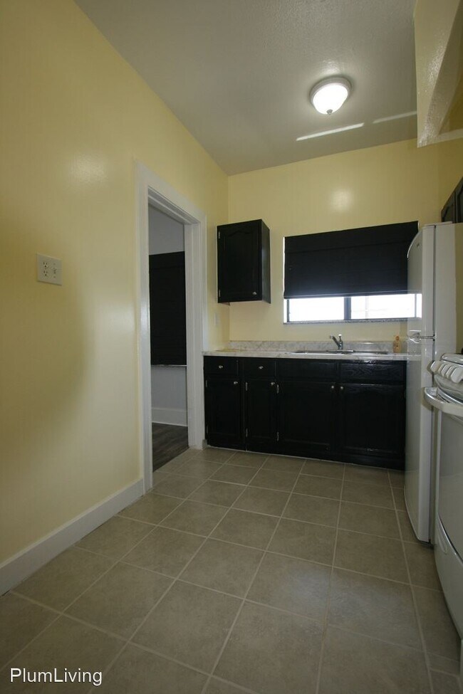 Building Photo - 131 S Ave 63