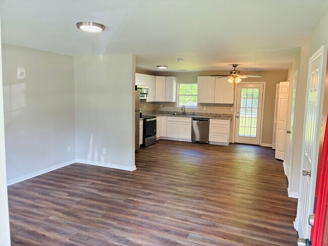 Foto del edificio - Freshly Renovated 3BR/2BA Home with Huge Fenced Backyard | Section 8 Welcome