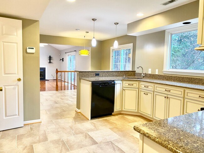 Building Photo - 5 Bedroom/ 4 Bathroom/ Garage/ Pets Welcome!