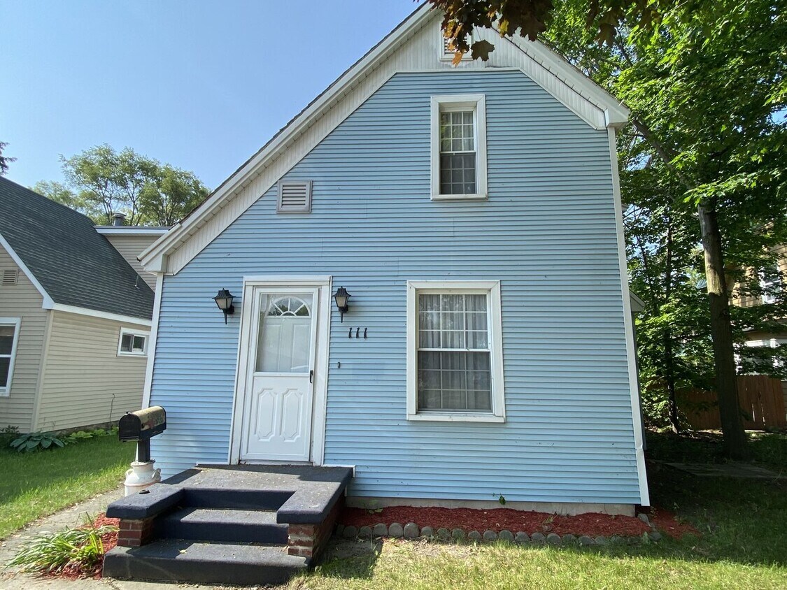 Primary Photo - CENTRALLY LOCATED THREE BEDROOM HOUSE IN H...