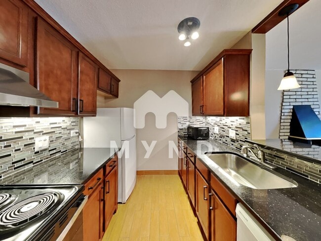 Building Photo - 2231 S Vaughn Way #208B