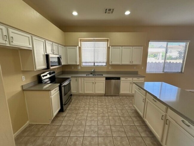 Building Photo - Spacious 4 bed, 2.5 bathroom home in the h...