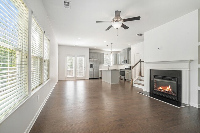 Building Photo - 5581 Oak Pl