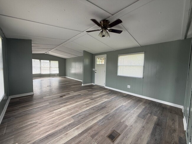 Building Photo - 2 Bedroom 1 Bathroom Home located in Greeneville, TN