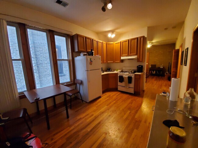 Foto del edificio - 2048 N Western Ave