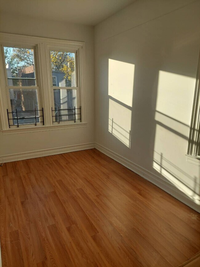 Foto del edificio - 376 E 45th St