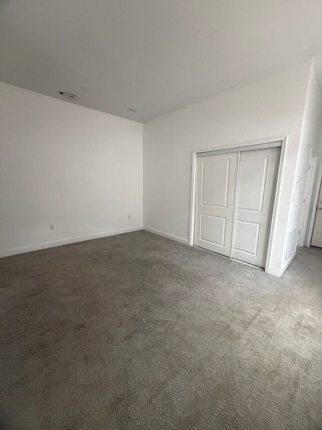 Building Photo - 2 Bedroom 1 Bath unit located in South End of Saint Joseph Mo