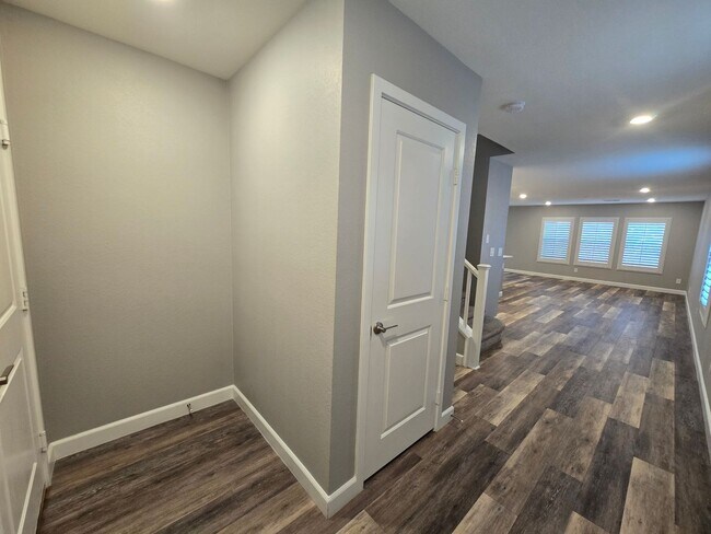 Foto del edificio - 5 Bedroom, Newer Home near 215/Russell