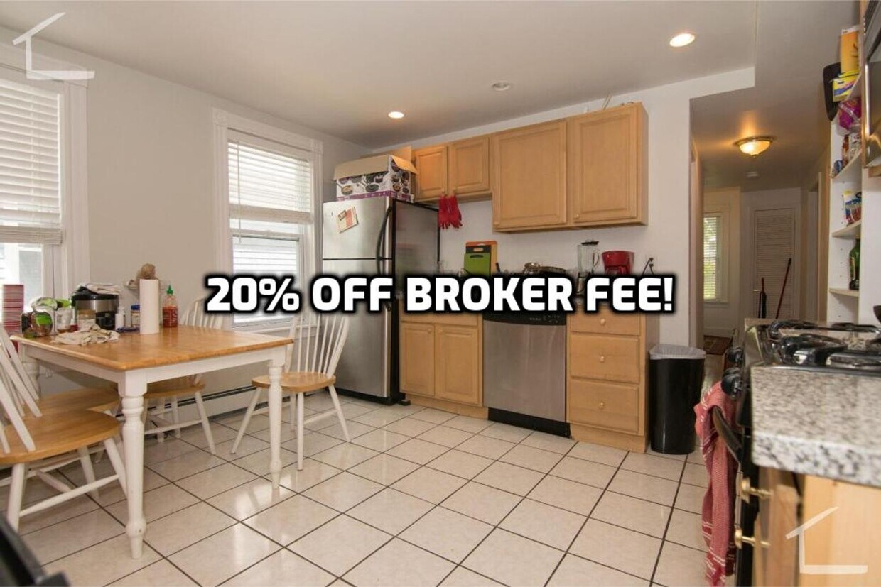 Primary Photo - Massive unit in Oak Sq. w. 3.5 bathrooms &...