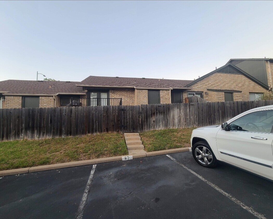 Foto principal - 1015 E Yager Ln