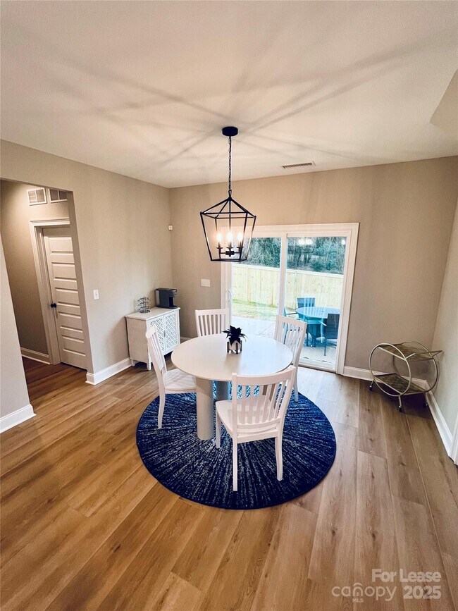 Foto del edificio - 571 Reid St