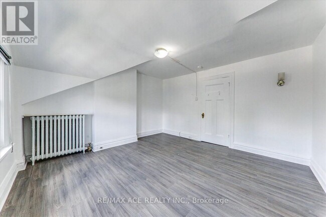 Building Photo - 173 Spadina Rd