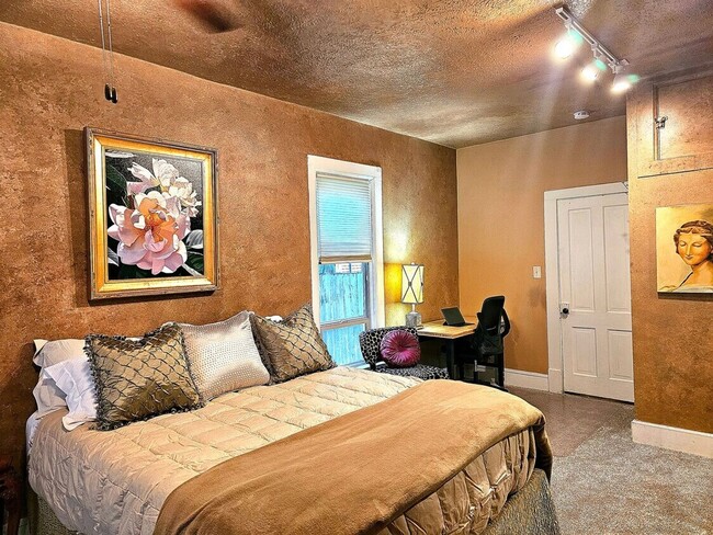 Building Photo - Unique home in CDA