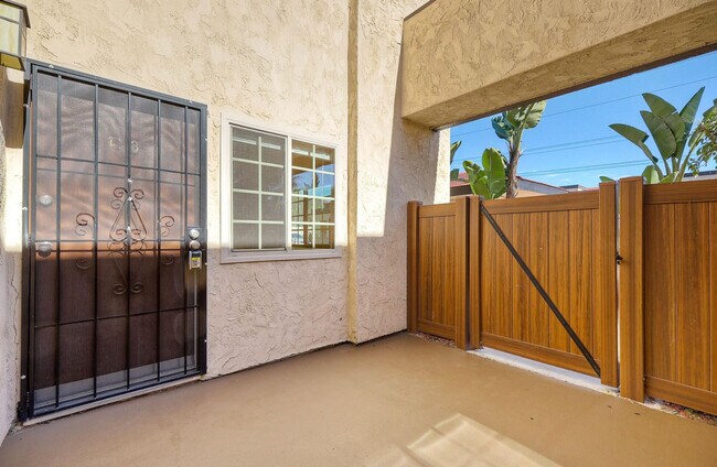 Foto del edificio - La Roca Plaza 1 Month Free