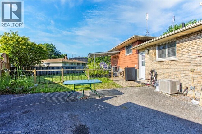 Photo du bâtiment - 4453 Meadowvale Dr