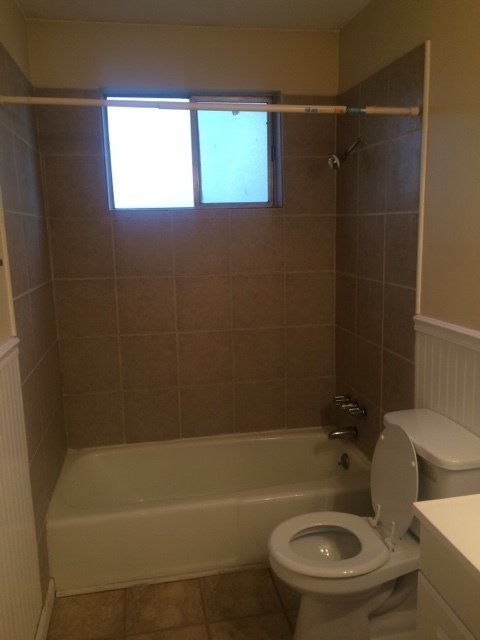 Building Photo - 2 Bedroom, 1 Bath apt