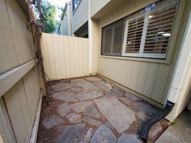 Building Photo - 3 br, 2.5 bath House - 3025 Kaiser Dr. Unit F