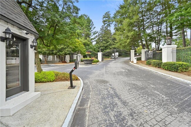 Foto del edificio - 2201 Pine Heights Dr NE