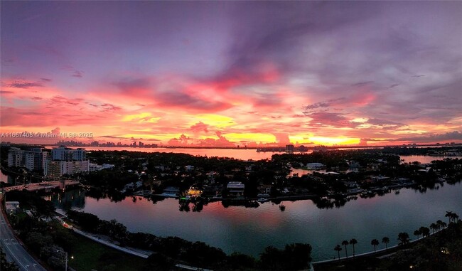 Foto del edificio - 6422 Collins Ave