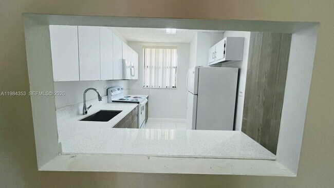Foto del edificio - 8429 Forest Hills Dr