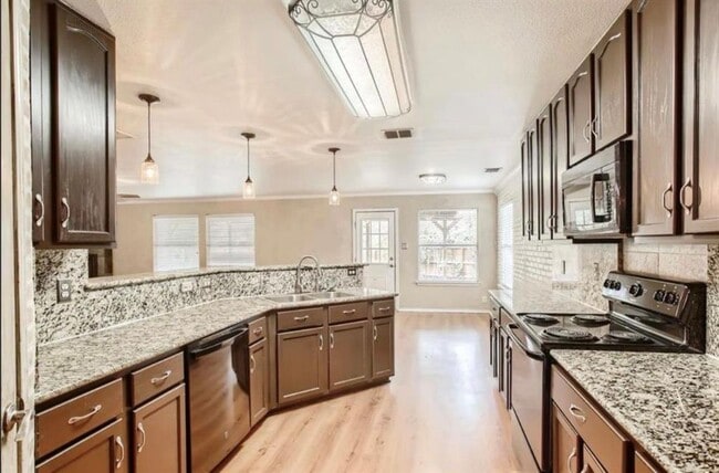 Building Photo - 518 Pecos Cir