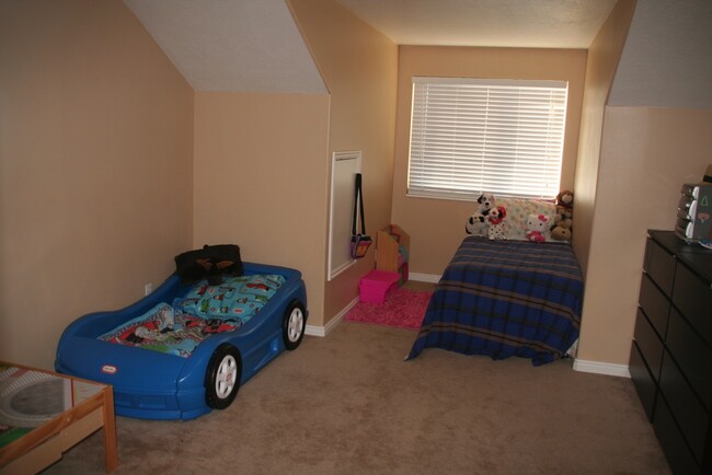Foto del edificio - 4 Bed/3 Bath by Geneva Rd in Provo