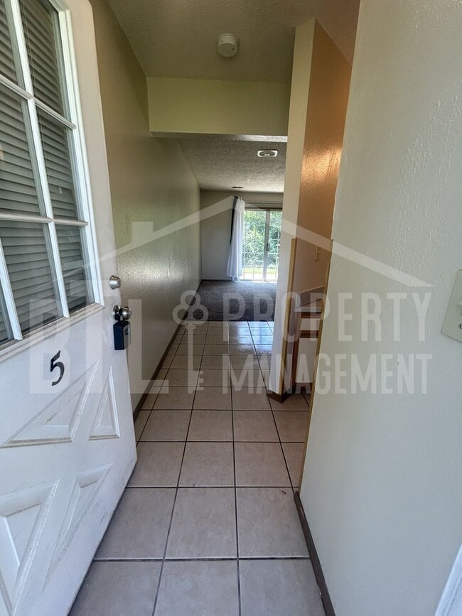 Building Photo - 5 Memory Ln