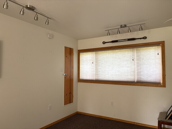 Foto del edificio - 16390 N Glenn Hwy