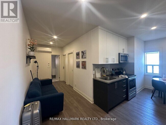 Photo du bâtiment - 595 St Clair Ave W