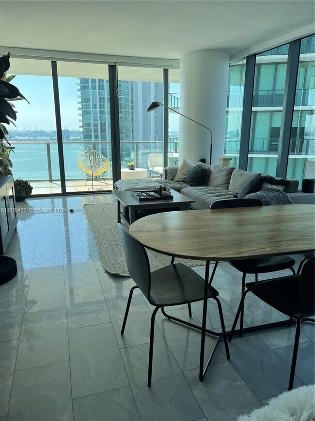 Foto del edificio - 650 NE 32nd St