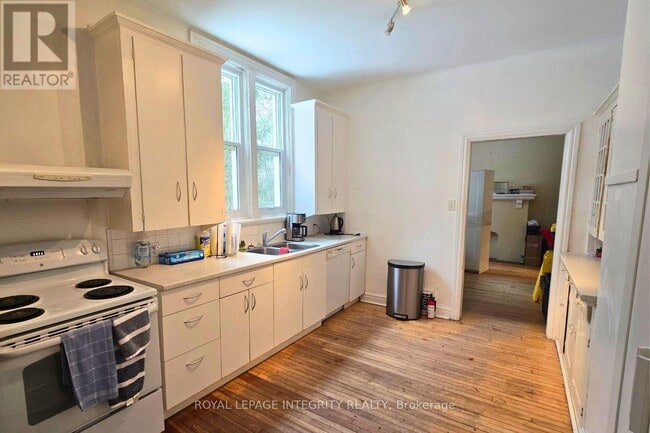 Building Photo - 297 Crichton St