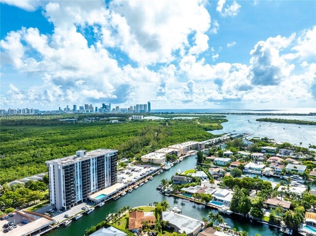 Foto del edificio - 2500 NE 135th St