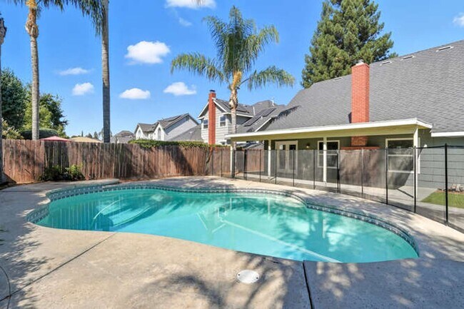 Foto del edificio - Spacious 5-Bedroom Home with Pool in NE Fr...