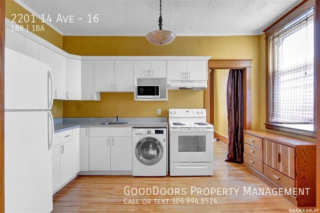 Photo du bâtiment - PARKING INCLUDED 2 Bedroom Apartment in Regina – Available Now