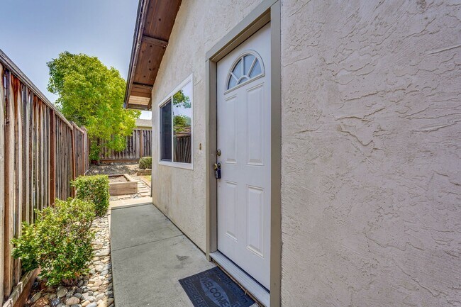 Building Photo - 947 // Duplex