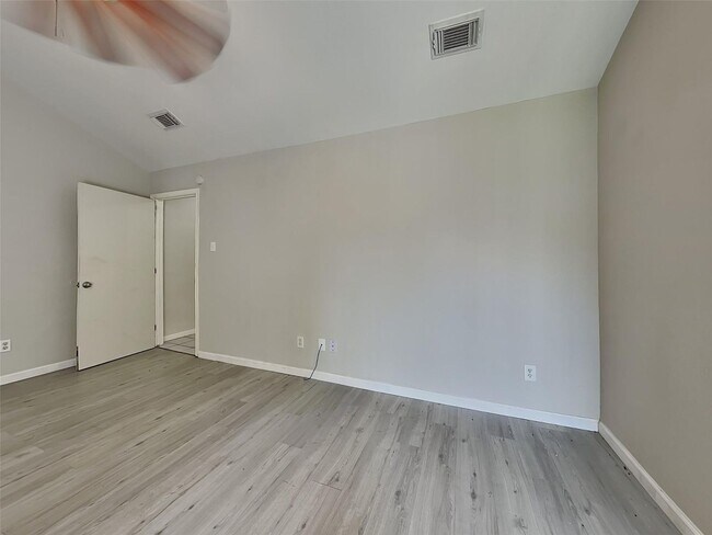 Building Photo - A spacious and move-in ready 3-bedroom, 1.5-bathroom home in Houston is now available. Fresh pain...