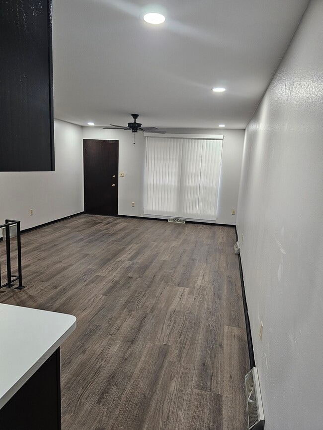 Building Photo - 6980 N Raintree Ct