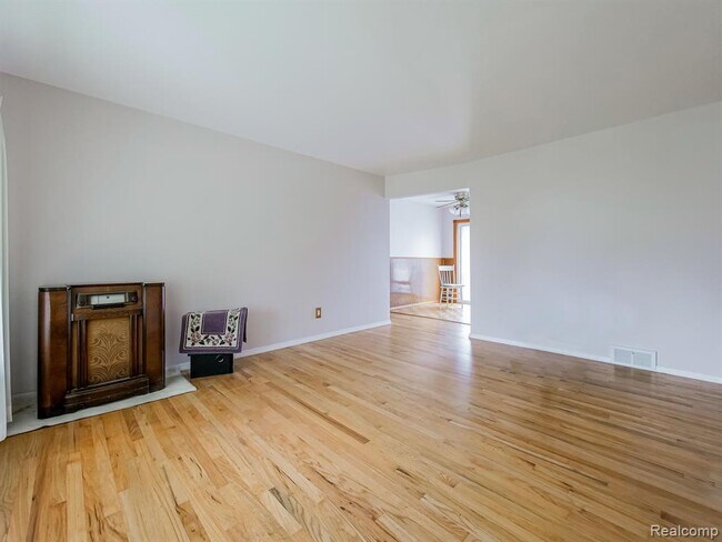 Building Photo - 32508 Avondale St