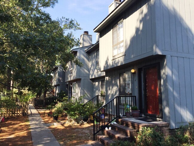 Building Photo - Pet-Friendly, Walk to Beach, 2 Bedroom, 1....
