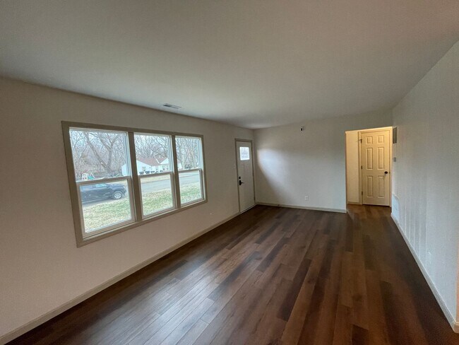 Building Photo - Update 3 Bed/1 Bath Home!