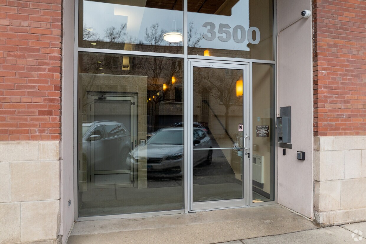 Entrada - Union Lofts Condominium