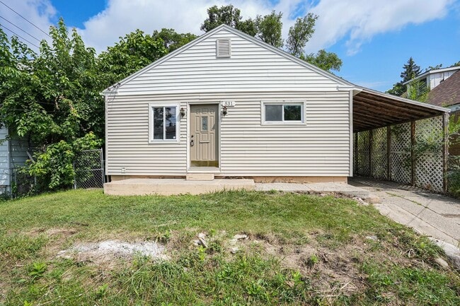 Building Photo - 3 Bedroom, 2 Bath Home in Grand Rapids! Av...
