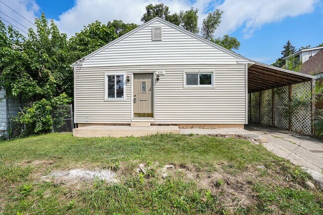 Foto del edificio - 3 Bedroom, 2 Bath Home in Grand Rapids! Available Now- Includes Washer and Dryer!