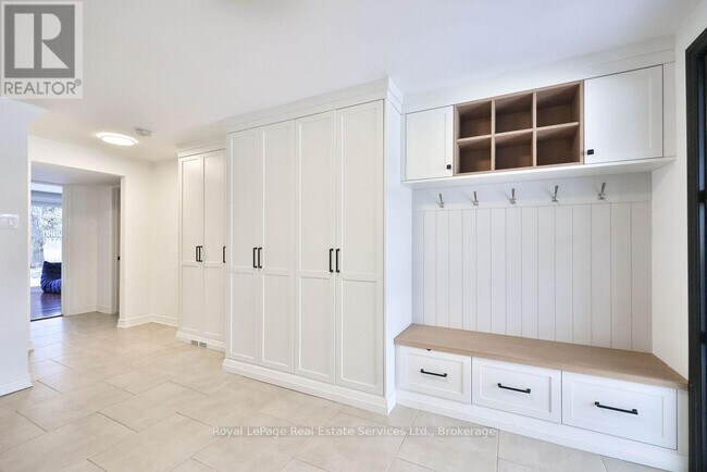 Photo du bâtiment - 482 Anthony Dr