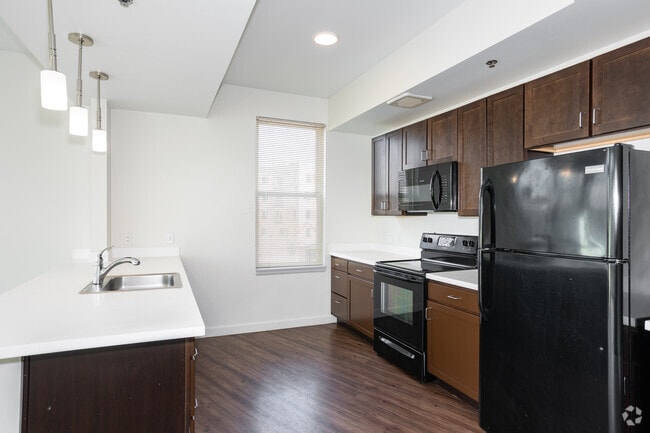 3BR, 2BA - 1,015SF - Kitchen - Ash Street Apartments