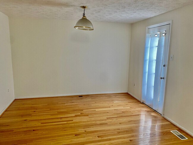 Foto del edificio - Lovely 3BR/2.5BA Townhome in Park Summit!