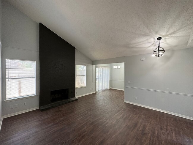 Building Photo - 2/2 Duplex near LBJ High