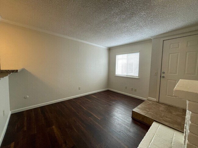 Foto del edificio - Spacious Downstairs 2 Bed 1 Bath in Gorgeo...