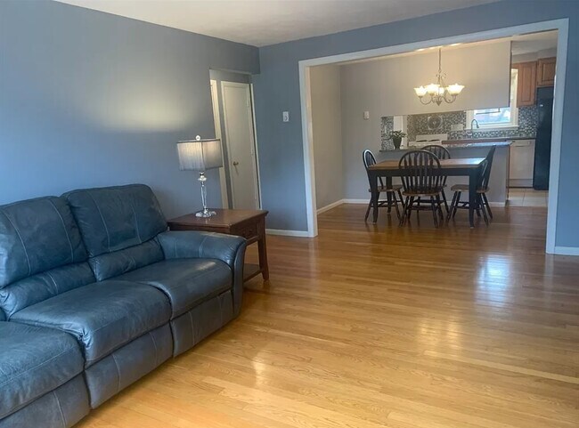 Building Photo - 462 Nahatan St