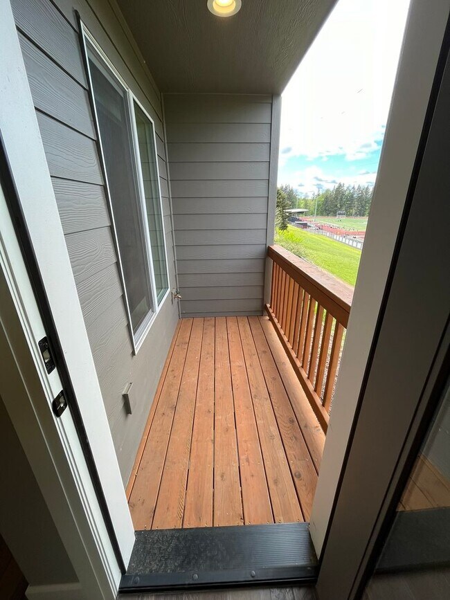 Foto del edificio - Spacious Townhome Style Duplex Unit